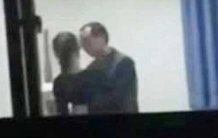 
    Cadrul didactic încearcă să o sărute pe tânăra elevă Foto: Captură liveleak.com  