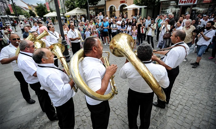 Parada Fanfarei de la Cozmeşti pe Pietonala Nicolae Bălcescu din Sibiu