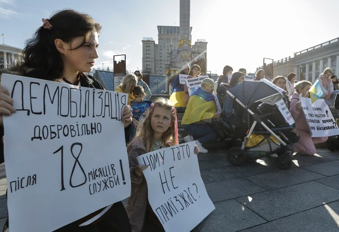 Soțiile soldaților ucraineni vor demobilizarea acestora după 18 luni de război FOTO EPA EFE