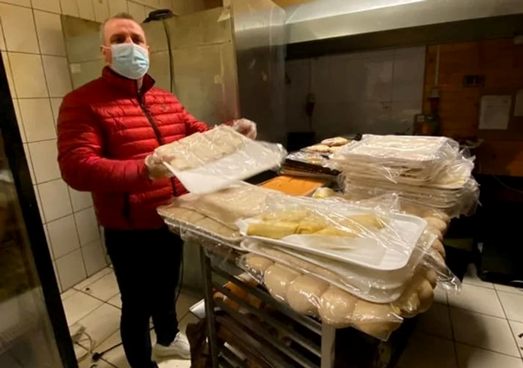 
    Un șobolan a fost văzut printre rafturile cu plăcinte, la patiseria Lux Pan din sectorul 2  