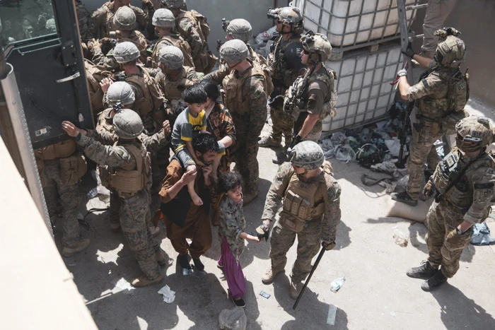 La intrarea în aertoportul din Kabul militarii aliaţi îi triază pe afgani U.S. Marine Corps photo by Staff Sgt. Victor Mancilla