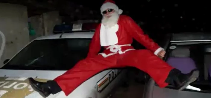 Polițistul s-a pozat în Moș Crăciun făcând șpagatul pe mașina Poliției FOTO Știrile ProTv