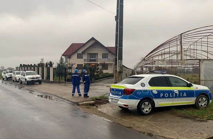 Poliţişti şi reprezentanţii Electrica au căutat după reţeaua clandestină de curent Foto: surse