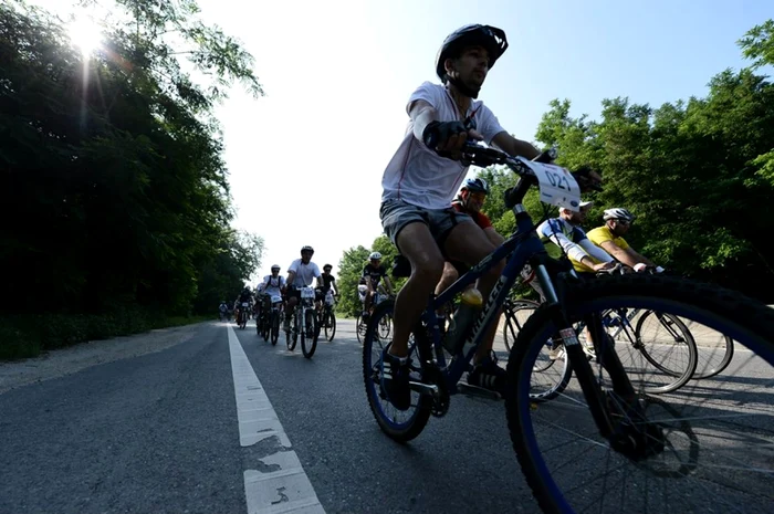 În cele două zile de pedalat, participanţii vor avea de străbătut aproape 300 de KM, pe traseul Bucureşti-Târgovişte-Sinaia şi retur