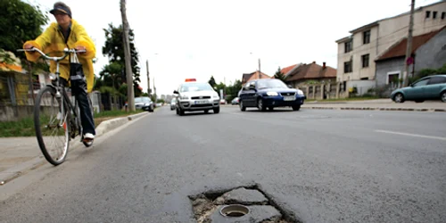 Pe Bulevardul Liviu Rebreanu mai multe gropi au rămas nesemnalizate