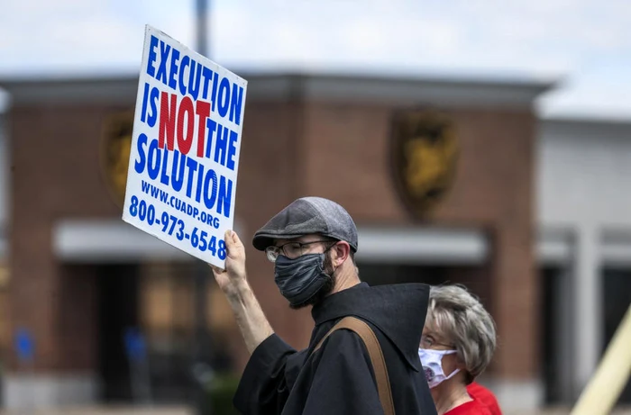 Manifestanţi anti-execuţie protestând în faţa închisorii Terre Haute FOTO EPA-EFE