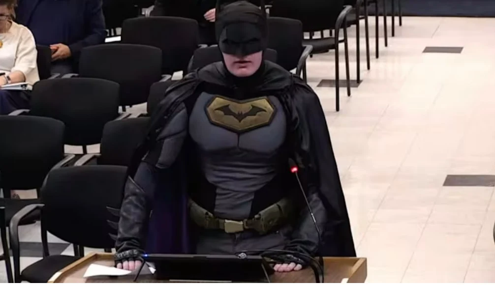 Un bărbat îmbrăcat în Batman le cere oficialilor din California să blocheze operațiunile ICE la Super Bowl