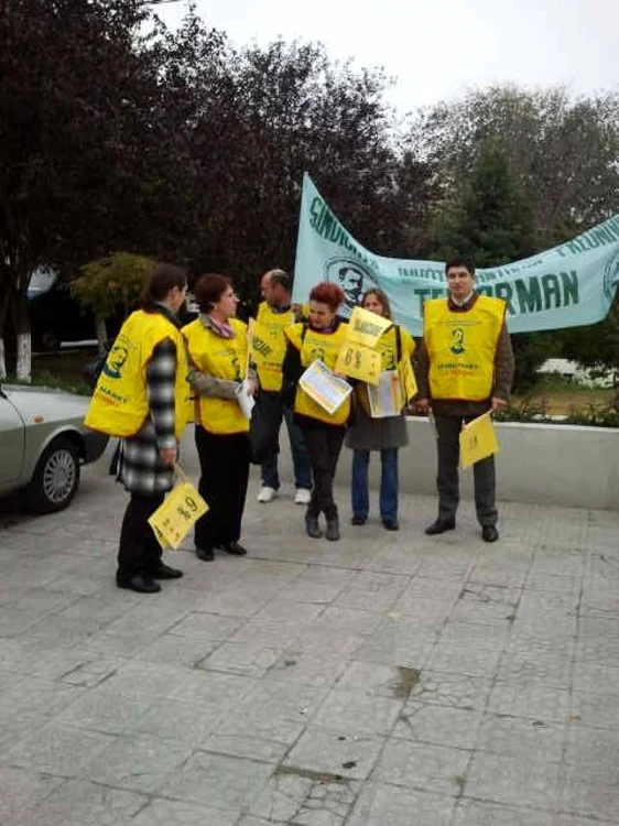 La manifestare au fost prezenti aproximativ 20 de sindicalişti