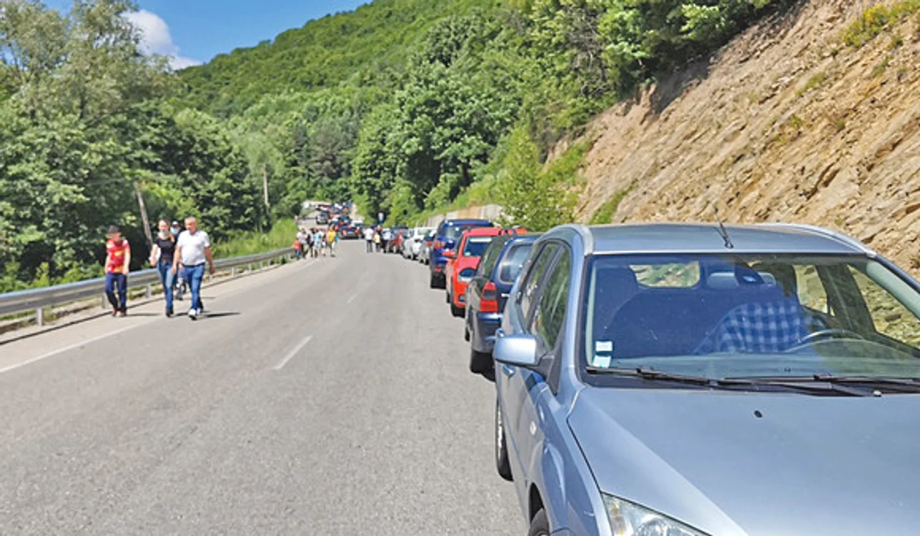
    Coadă uriaşă la mormântul duhovnicului Arsenie BocaFoto: adevarul.ro  