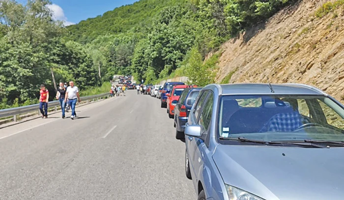 
    Coadă uriaşă la mormântul duhovnicului Arsenie BocaFoto: adevarul.ro  