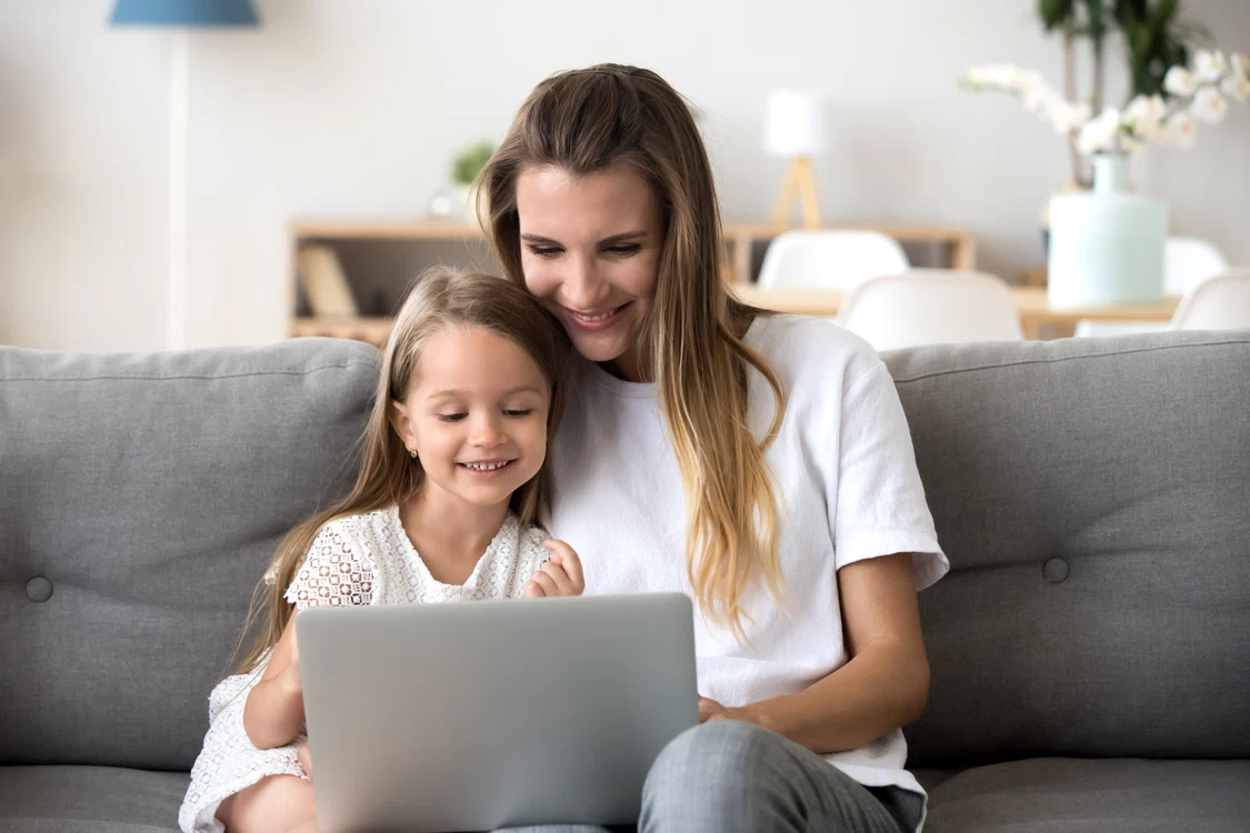 
    Parinții își pot înscrie copiii online la grădiniță sau în clasa pregătitoarefoto: Shutterstock  