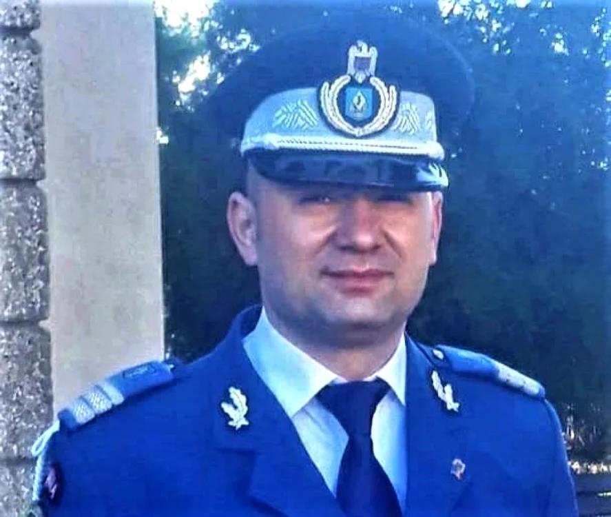 Jandarmul Bogdan Cornoiu ajută persoanele suferinde                                Foto. Arhivă personală