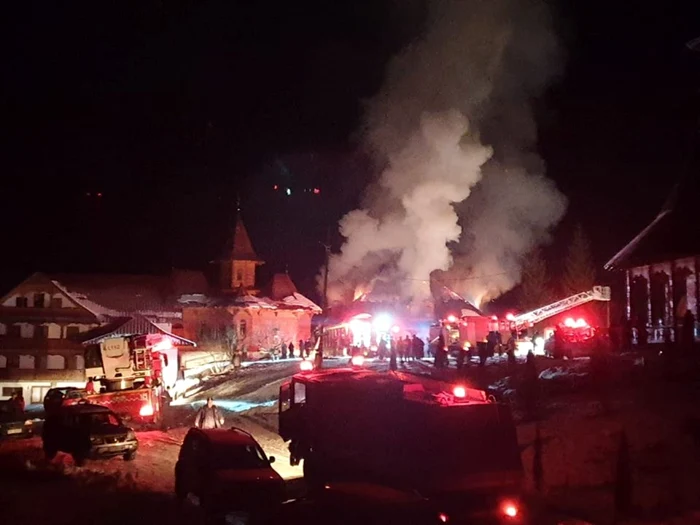 Un puternic incendiu a afectat, anul trecut, Mănăstirea Paltin FOTO ISU Neamţ