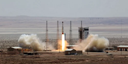 Iranul a testat cu succes o nouă rachetă ce poate duce un satelit în spaţiu FOTO AFP
