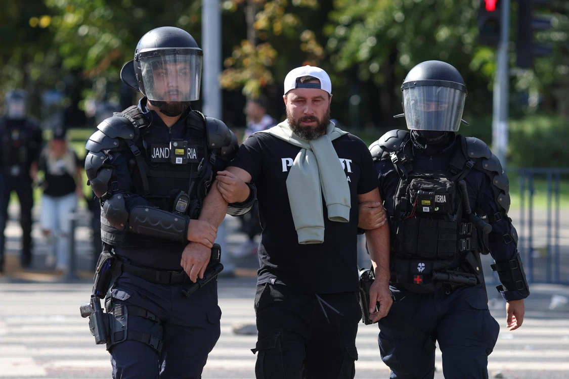 Jandarmii au extras dintre protestatari mai multe persoane.