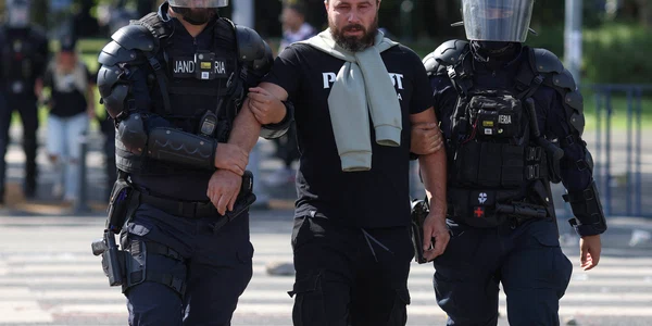 Ciocniri violente între forțele de ordine, fermieri și reprezentanți ai mișcărilor suveraniste, în București. FOTO Inquam Photos / George Călin