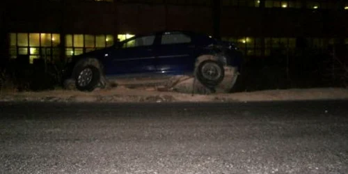 Maşina a fost scoasă din şanţ de martorii la accident