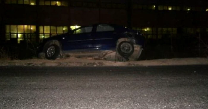 Maşina a fost scoasă din şanţ de martorii la accident