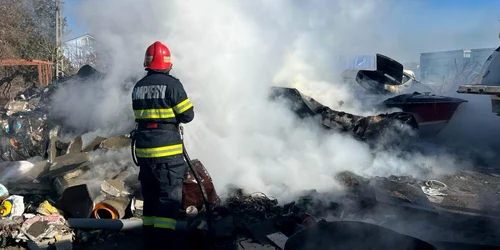 Incendiu ambarcaţiuni Tulcea FOTO ISU