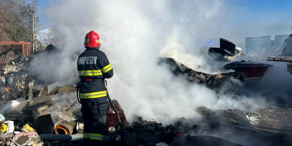 Incendiu ambarcaţiuni Tulcea FOTO ISU
