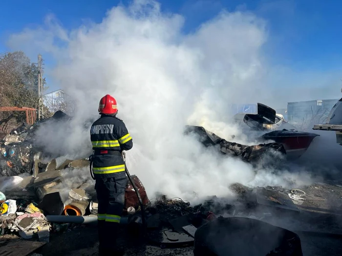 Incendiu ambarcaţiuni Tulcea FOTO ISU Delta Tulcea