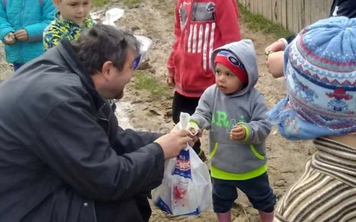 An de an, părintele Paraschiv organizează acţiuni umanitare pentru semenii aflaţi în nevoie