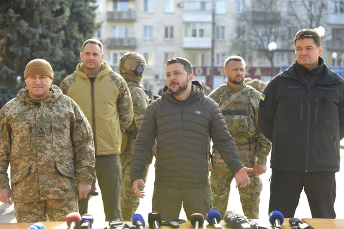 Volodimir Zelenski, în centrul imaginii, în vizită în Herson FOTO EPA-EFE