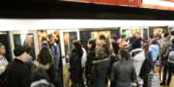 Conductor de metrou: „Stimaţi călători, v-aţi tâmpit cu toţii?“