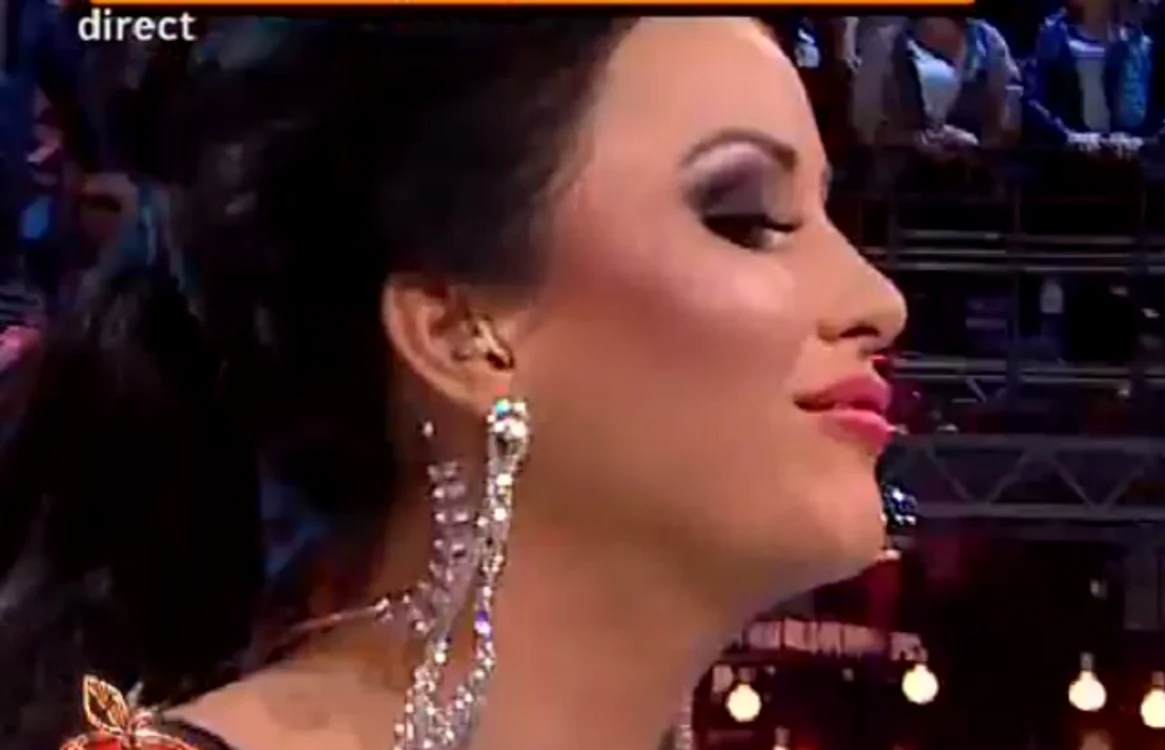 Daniela Crudu a revenit la emisiunea "Un show păcătos", unde şi-a arătat noul nas şi bărbia