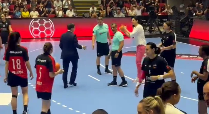 Nicușor Dan a jucat handbal FOTO: captura video