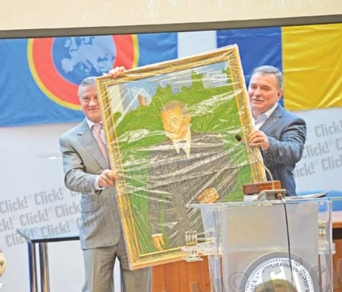 
    Mircea Sandu  a primit un tablou  imens cu portretul lui (Fotografii:Marian Iliescu)  