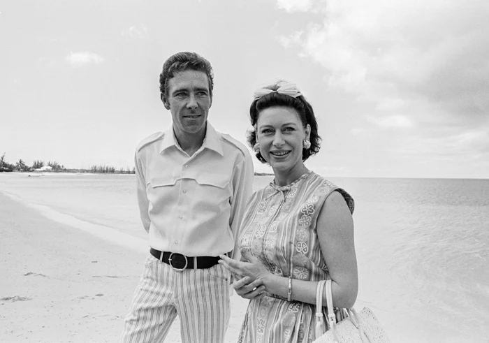 Antony Armstrong Jones, primul conte de Snowden, și soția sa Prințesa Margaret pe o plajă din Nassau, Bahamas, 13 martie 1967, GettyImages jpg