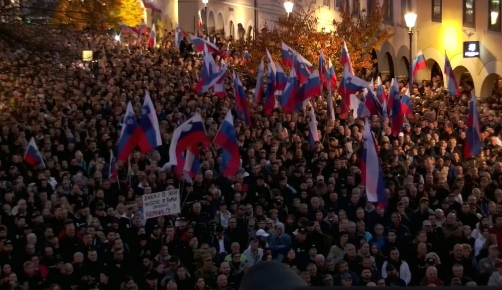Protest uriaș la un an de la tragedia din gara Novi Sad în care au murit 16 oameni, printre care 2 copii. Zeci de mii de oameni cer justiție și alegeri anticipate în Serbia