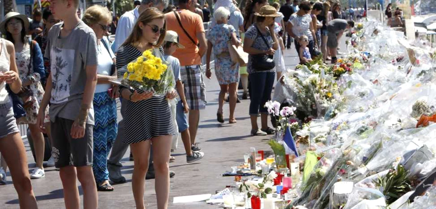 Flori şi lumânări, pe Promenade des Anglais, în Nisa, Franţa, în memoria victimelor atentatului Foto AP