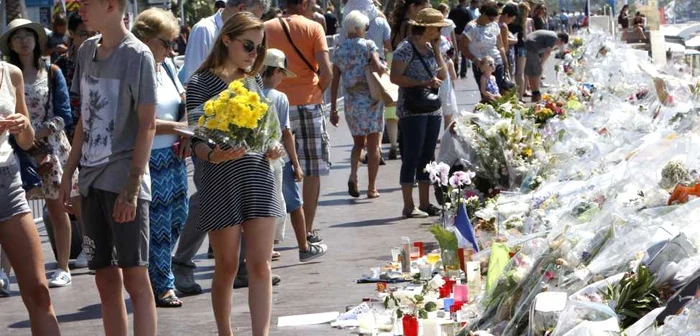 Flori şi lumânări, pe Promenade des Anglais, în Nisa, Franţa, în memoria victimelor atentatului Foto AP