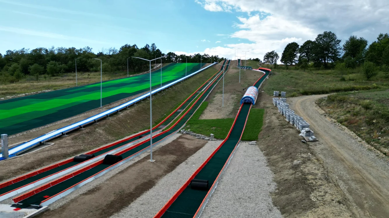 Pârtia artificială din Arcani va fi cea mai lungă din România Foto: Aprilia Parc
