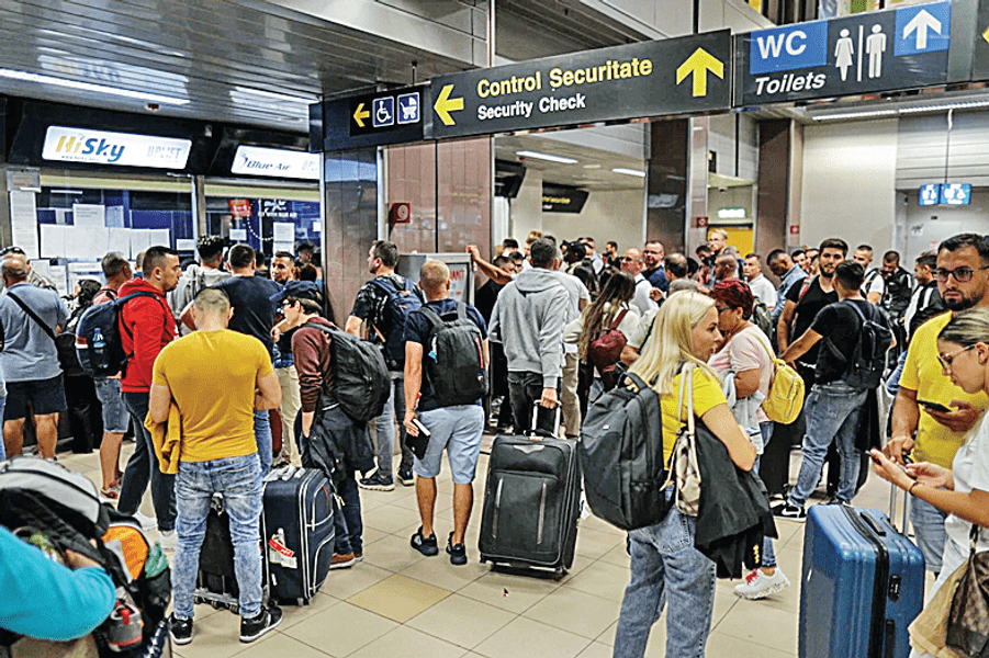 Motivul pentru care un pasager a fost încătușat înainte să urce în avion. „Nu știu dacă se impuneau asemenea măsuri, a rămas sânge”