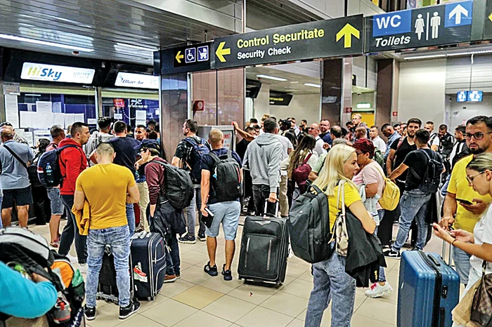 Călătorii rămaşi pe aeroporturile străine ar putea fi aduşi acasă cu aeronave Tarom