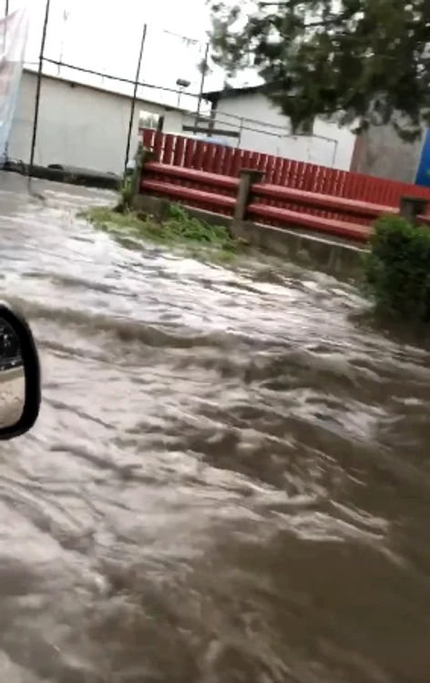 Apa a inundat drumurile și gospodăriile oamenilor