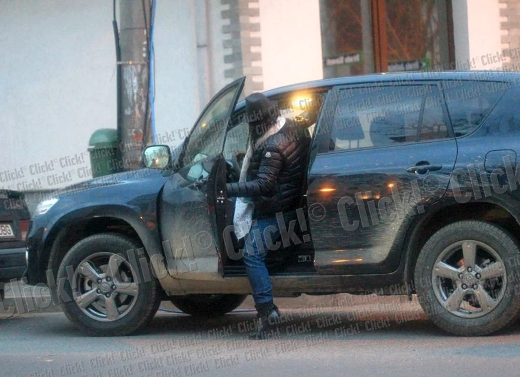 Adriana Bahmuţeanu a oprit la coaforul unde lucrează prietena ei. (Foto: Mihai Ionescu)