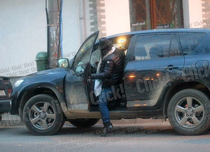 Adriana Bahmuţeanu a oprit la coaforul unde lucrează prietena ei. (Foto: Mihai Ionescu)