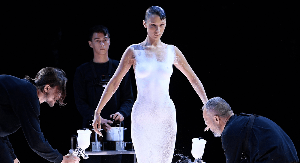 VIDEO Bella Hadid, „îmbrăcată“ într-o rochie pictată direct pe corp, cu spray-ul