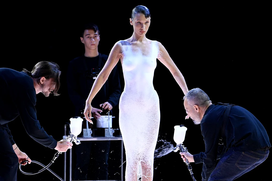 Bella Hadid, în show-ul casei de modă Coperni
