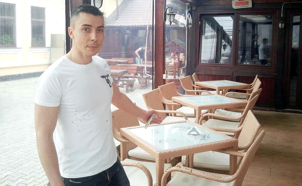 
    Mihnea Gâlmeanu ne arată locul în  care i-a lăsat pe clienţi să fumezeFotografii: Dan L. Brumar  