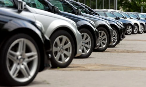 masini vanzare automobile noi parcare foto shutterstock