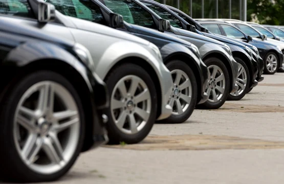 masini vanzare automobile noi parcare foto shutterstock