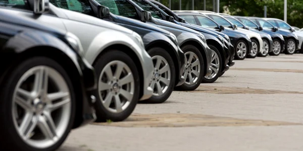 masini vanzare automobile noi parcare foto shutterstock