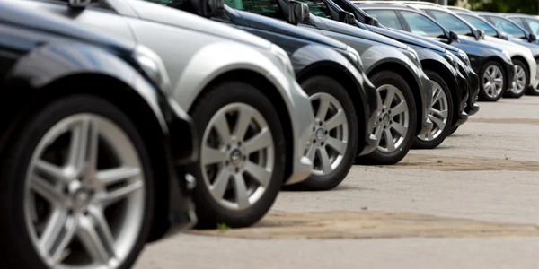 masini vanzare automobile noi parcare foto shutterstock