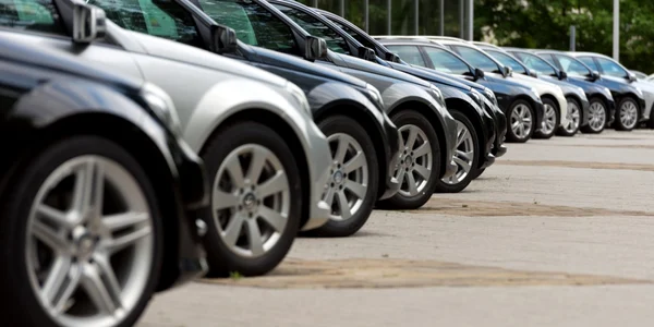 masini vanzare automobile noi parcare foto shutterstock