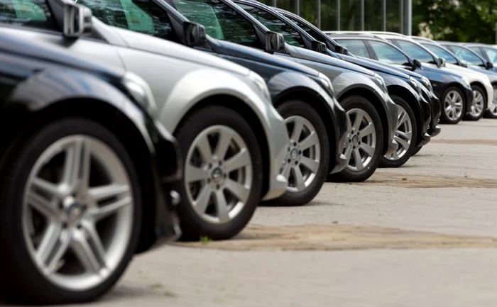Mașini noi în parcarea unei reprezentanțe auto